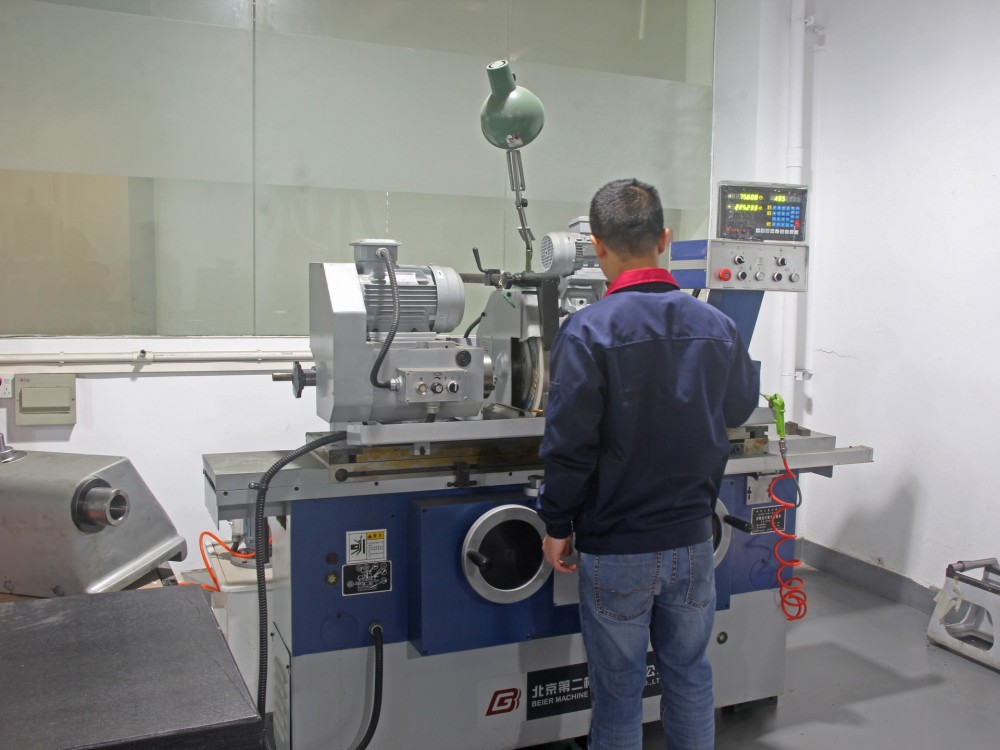 Internal and external cylindrical grinding machine